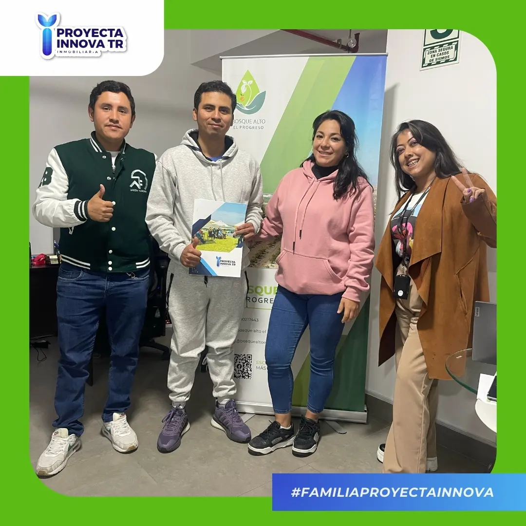 Familia recibiendo su título de propiedad en la sala de ventas