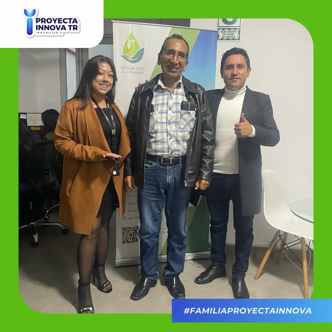 Clientes reunidos bajo sombrillas en el terreno de La Finca de Don Pedro